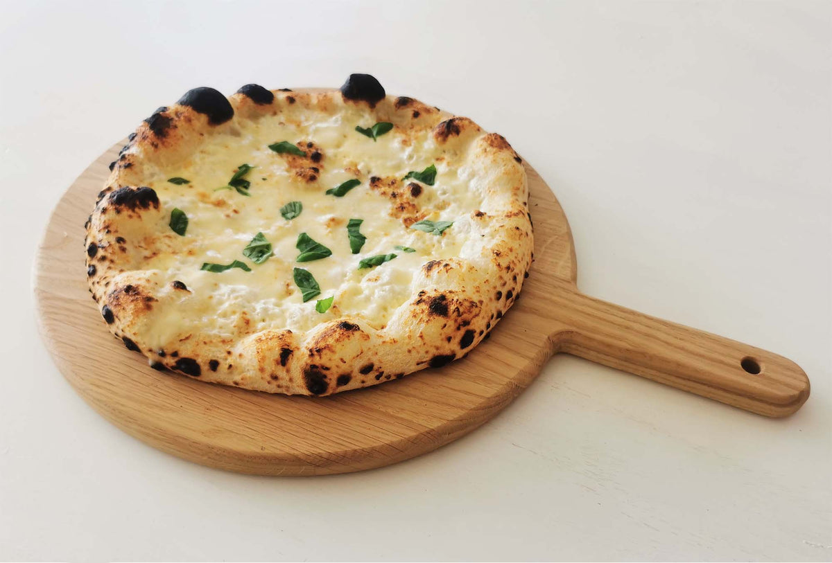 Pizzabræt med håndtag i olieret eg